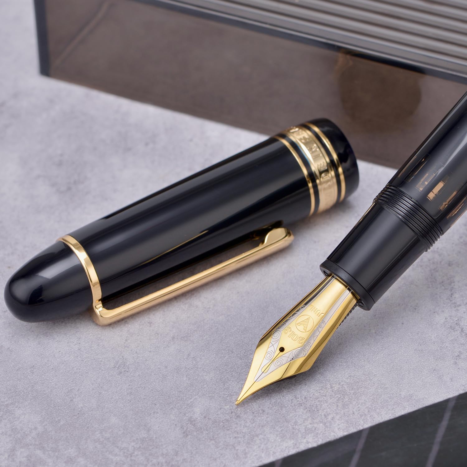 WingSung Junlai 930 Acrylic Fountain Pen, Size 9 Medium Nib with Piston Filling System, Piano Black Fence Ink Tank Design Smooth Writing Pen (Gold Trim)