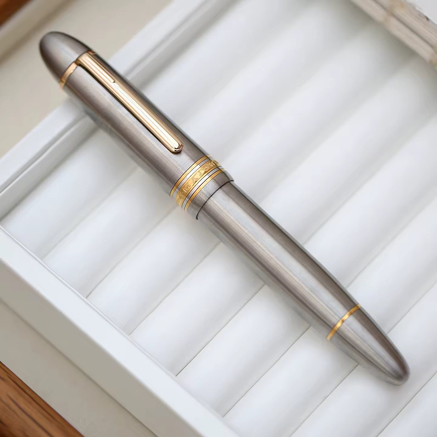 Majohn P141 Titanium Alloy Fountain Pen – Size 8 F Nib, Ink Window, Gold Clip