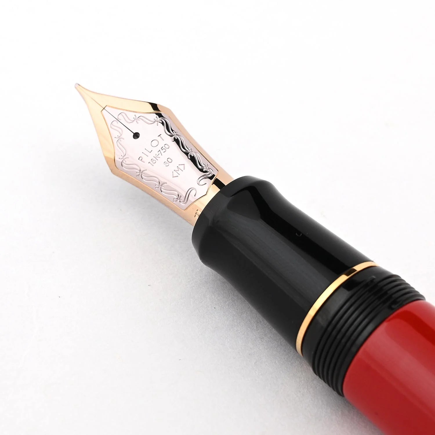 PILOT Custom Urushi Fountain Pen – Vermillion Red, 18K Gold #30 Nib, Ebonite Urushi Lacquer